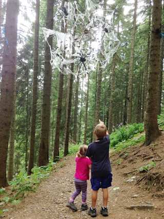 Kinder spazieren im Wald