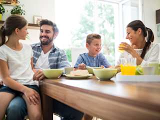 Familie beim Frühstück