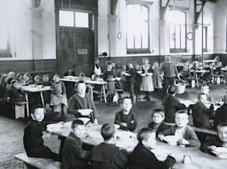 Kinder essen alle zusammen im Hort