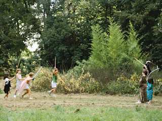 Kinder spielen im Wald