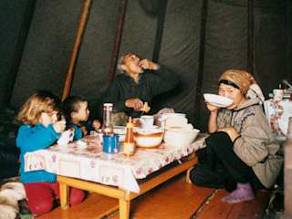 Gemeinsam essen im Tipi