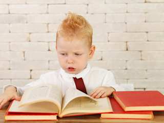 Kleinkind liest ein Buch