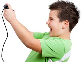 Kind spielt Videogame