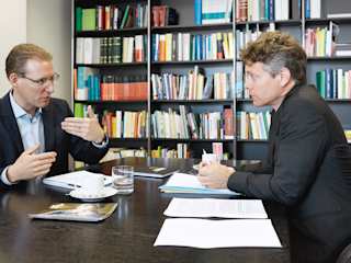 Adrian Wüthrich und Fredy Greuter diskutieren