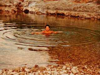 Mädchen badet im See