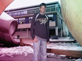 Ajith vor der Schule