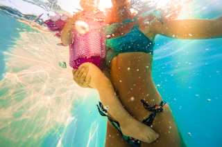Mutter und Kind im Pool