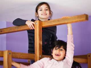 2 Kinder am klettern