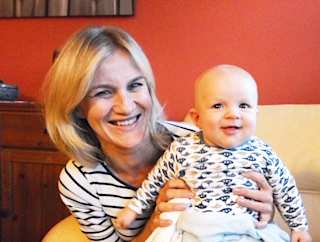 Lächelnde Mutter und Sohn