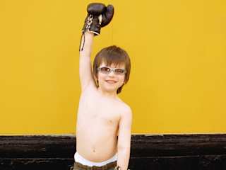 Kind mit Boxerhandschuhe jubelt