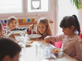 Kinder essen gemeinsam