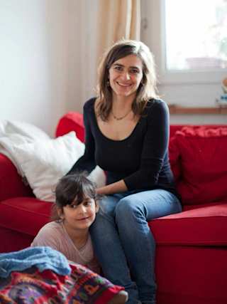 Mutter und Tochter auf dem Sofa