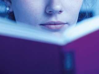 Junge Frau liest ein Buch