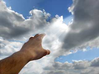 Hand reicht für das Licht dass vom Himmel kommt