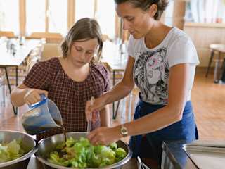 Kind bereitet Salat vor
