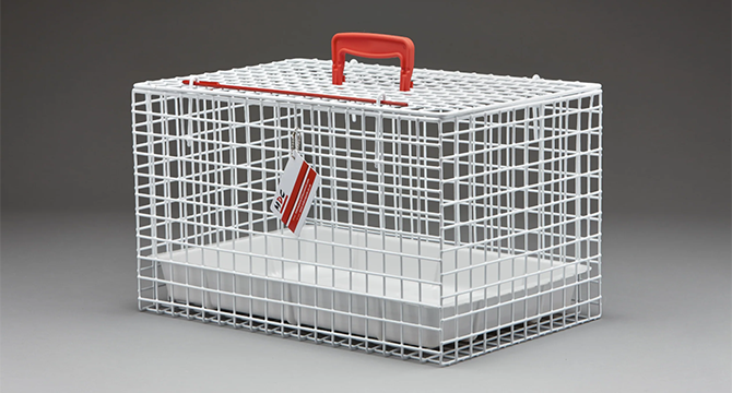 A metal wire cat carrier has great air flow and lets your cat see out easily. They are spacious, can be lined with blankets to be made cosy, and are tough enough to keep your cat well-protected while inside. For these reasons, these types of carriers are A metal wire cat carrier has great air flow and lets your cat see out easily. They are spacious, can be lined with blankets to be made cosy, and are tough enough to keep your cat well-protected while inside. For these reasons, these types of carriers are