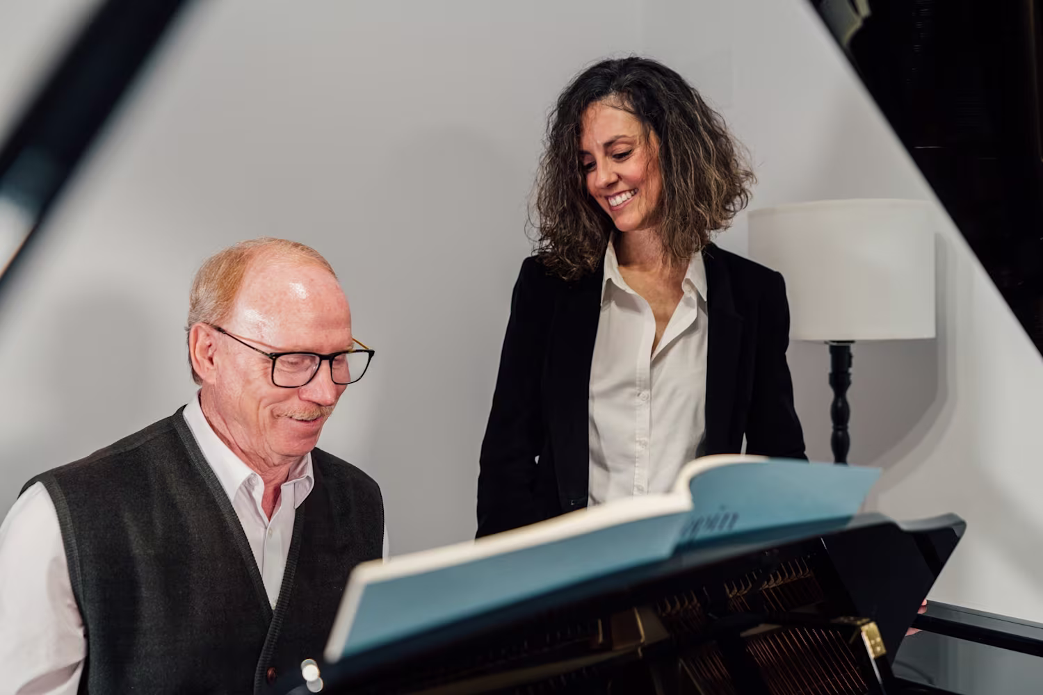 imparare a suonare uno strumento da adulti: signore suona pianoforte