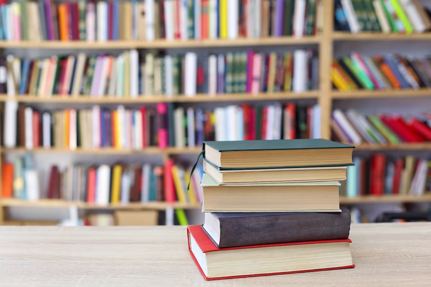 i migliori romanzi storici da leggere: pila di libri
