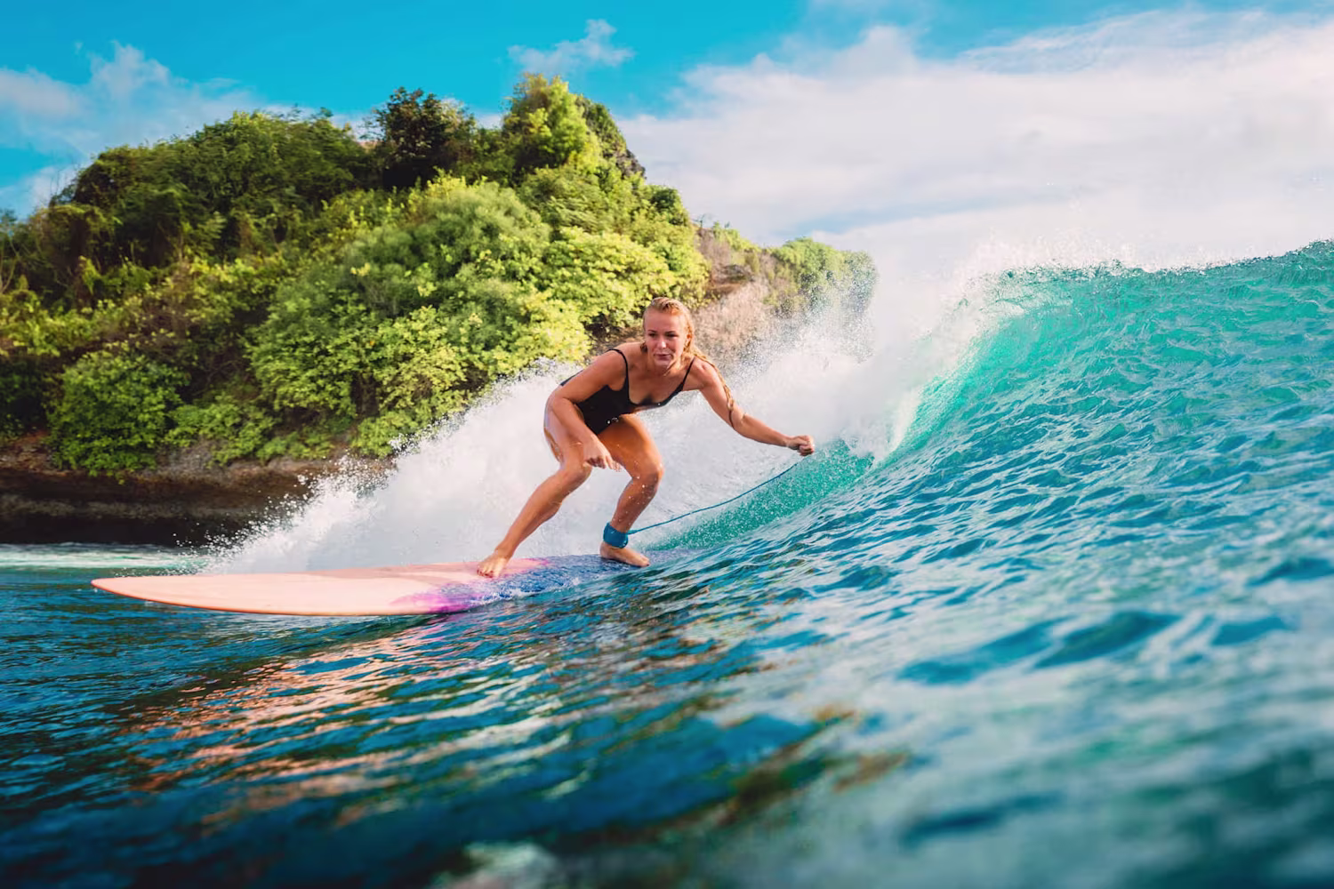 Migliori film sul surf: foto di ragazza che surfa un’onda