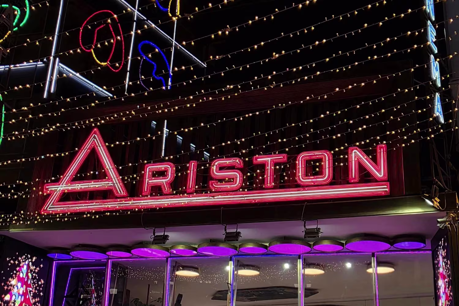 Come si gioca al FantaSanremo: foto ingresso teatro Ariston