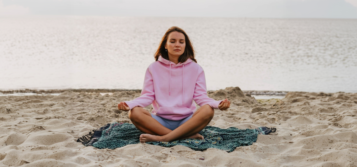 Meditação na praia: como encontrar momentos de tranquilidade junto ao mar