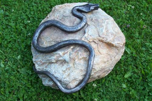kovaný had na kameni 1