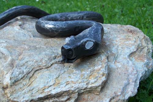 kovaný had na kameni 3