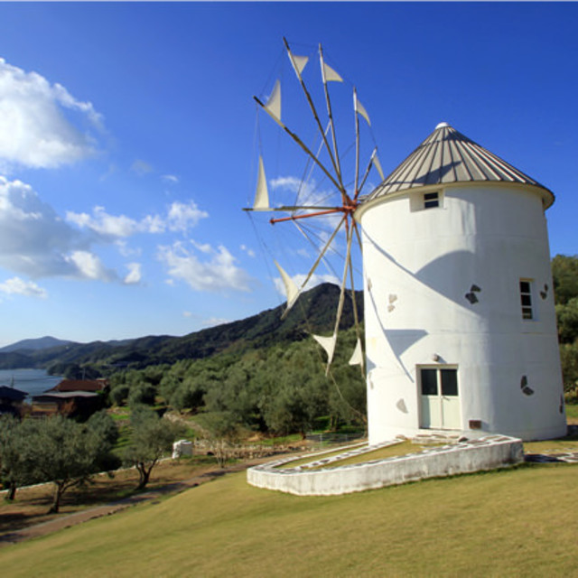 真っ白なギリシャ風車がシンボル！日本のオリーブ発祥の地！ ／ 小豆島オリーブ公園（香川県小豆郡小豆島町）