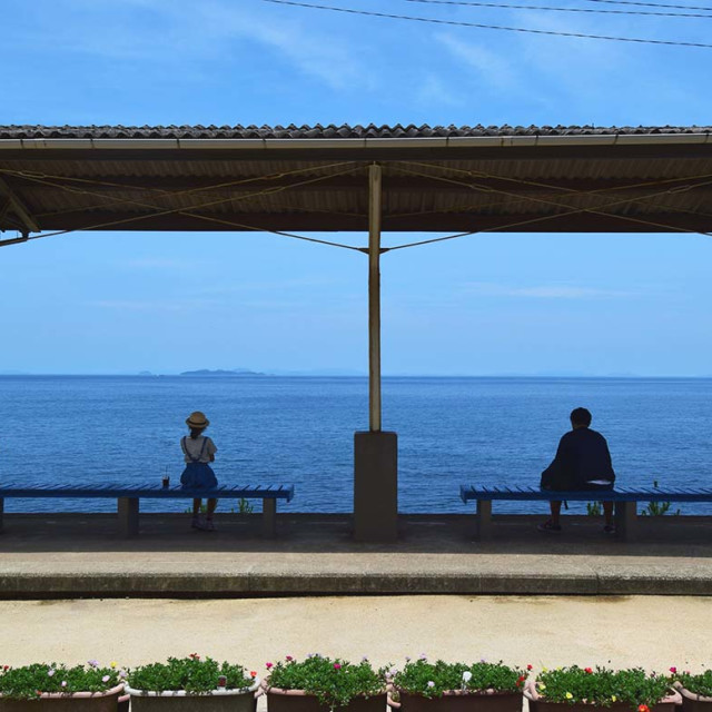 愛媛・双海の美しい空と海に映える、日本一有名な無人駅／『JR下灘駅』（愛媛県伊予市双海町）