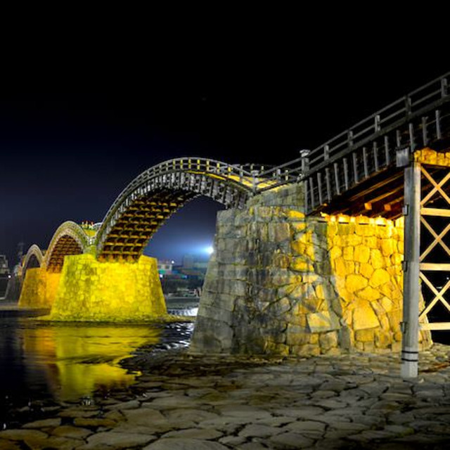 世界唯一の美しい構造を持つ木造アーチ橋／錦帯橋（山口県岩国市）