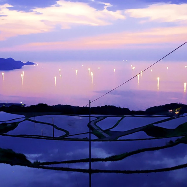 海に沈む夕陽と漁火が美しい絶景の棚田！／東後畑棚田（山口県長門市）