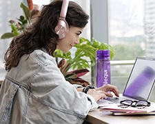 mujer trabajando remoto