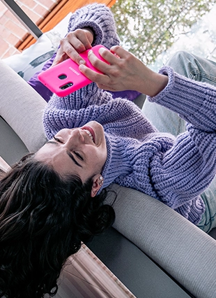 mujer chateando en la cama