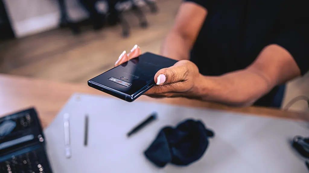 uBreakiFix expert diagnosing Samsung Galaxy that won't charge in store