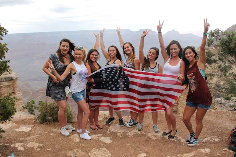 Clara | Friends Standing in front of the beautiful Grand Canyon with my au pair friends