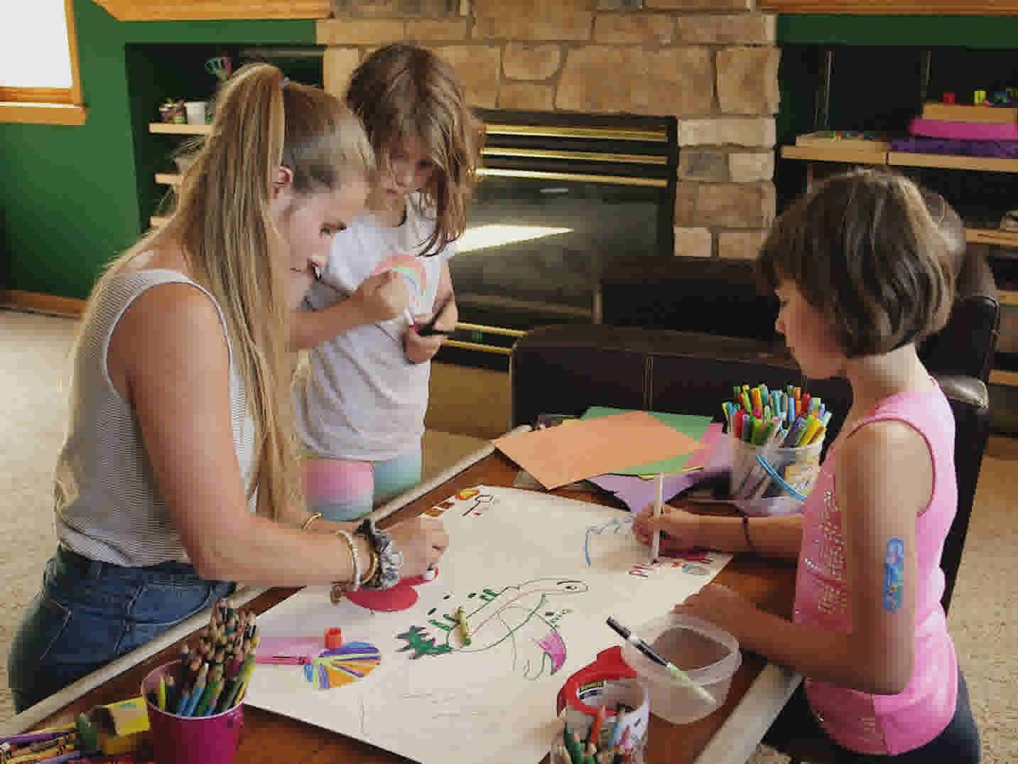 Au pair life - Flo's doing an art work with the children