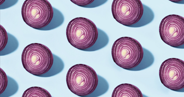 Een licht blauwe ondergrond met daarop uien.