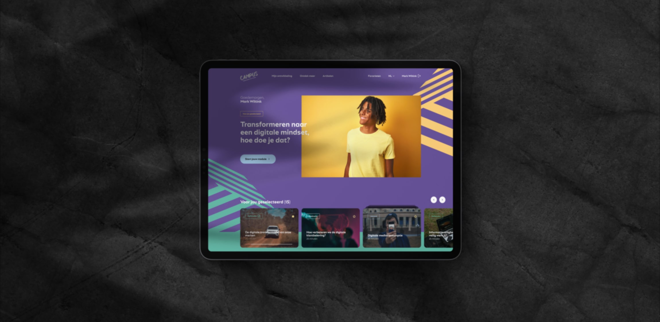 Een pagina van DPG uitgelicht op een tablet die licht op een donkere achtergrond