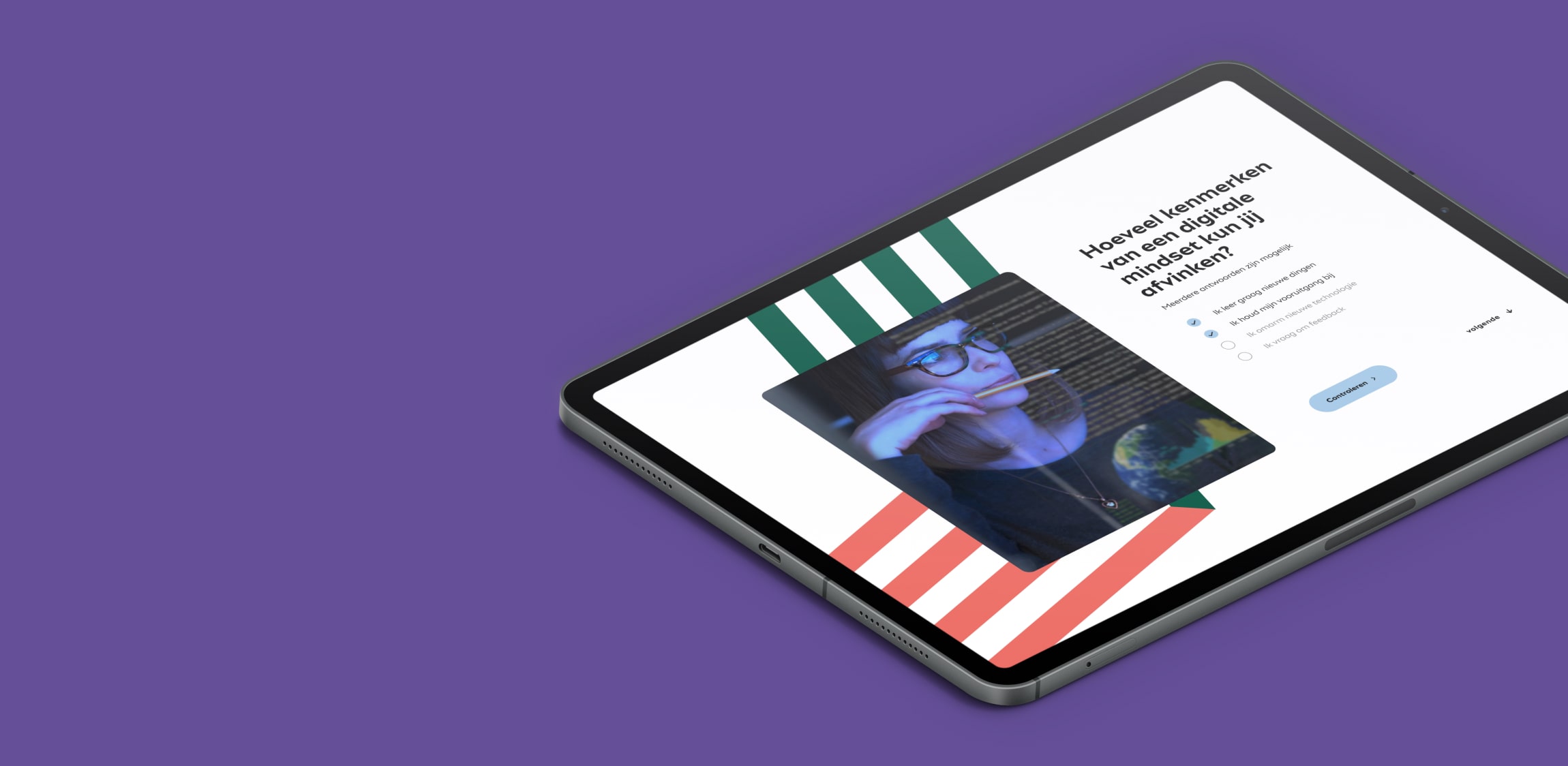 Een pagina van de DPG website getoond op een tablet die ligt op een paarse ondergrond