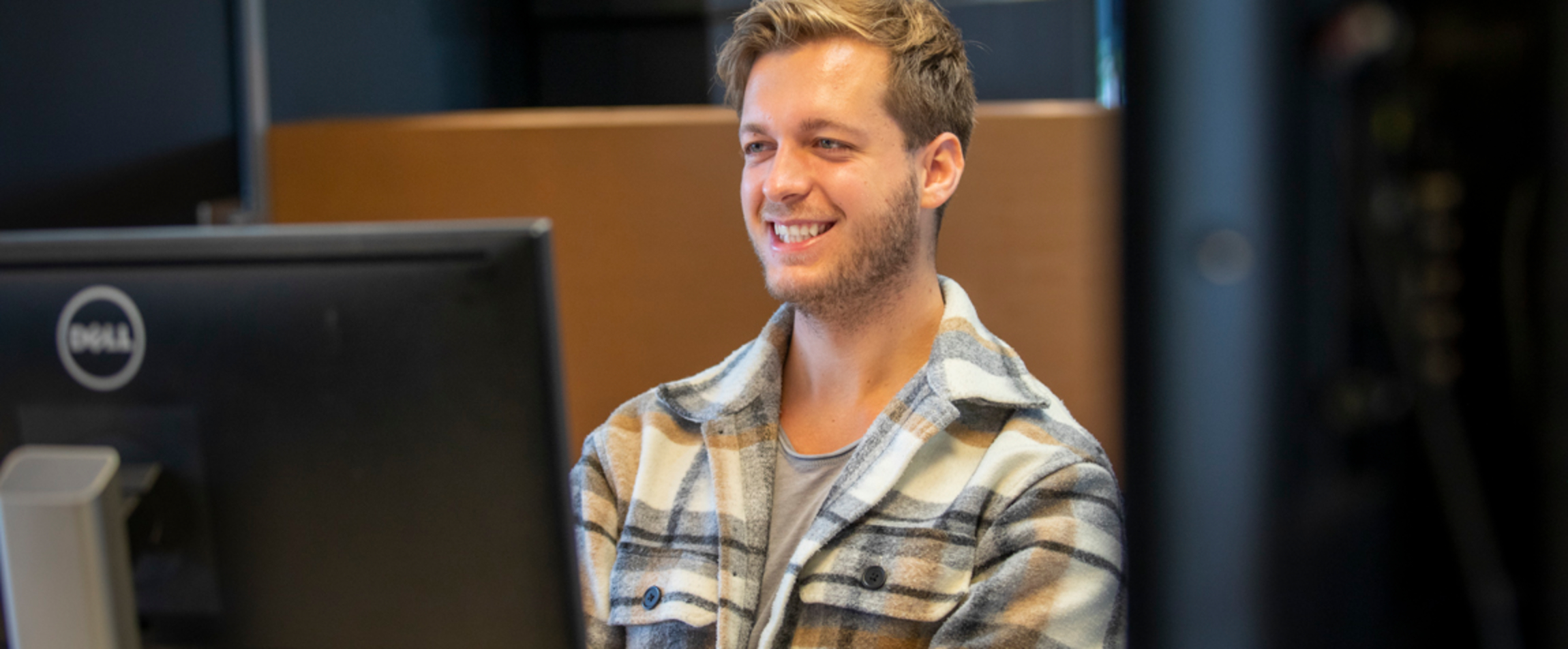 Een project manager (Márton) heeft het naar zijn zin terwijl hij op kantoor werkt.