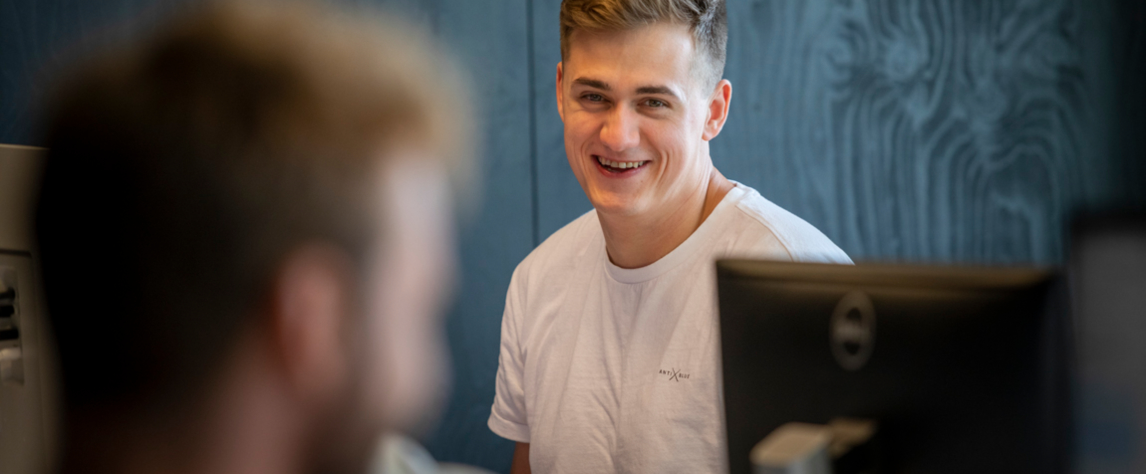 Een developer (Remco) lacht omwille van een grap.