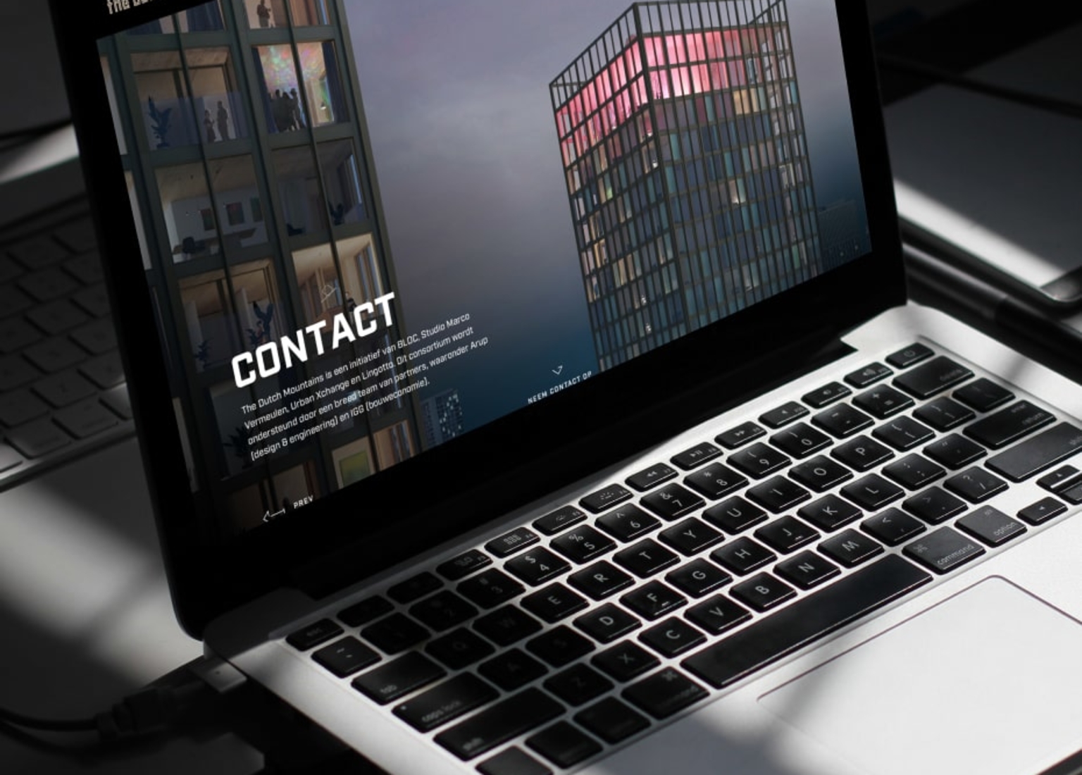 De homepagina van The Dutch Mountains geopend op een smartphone