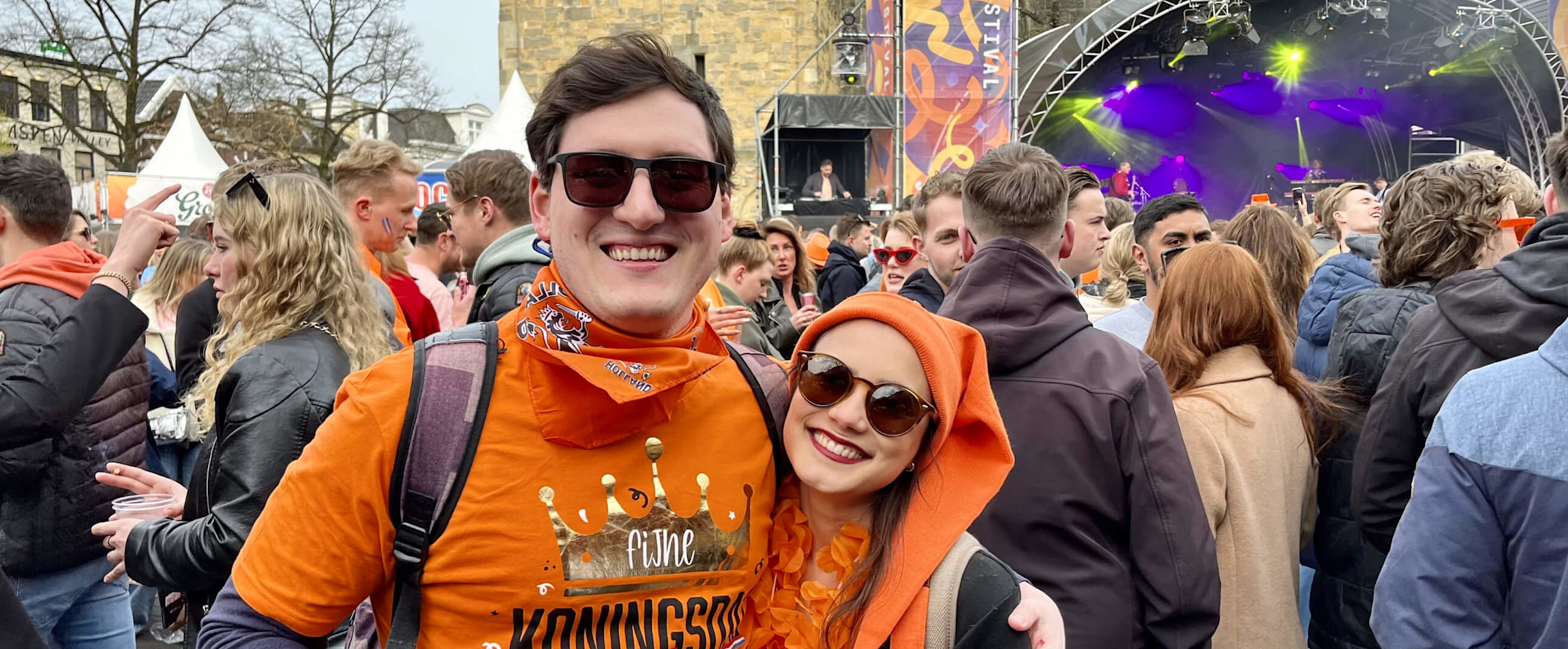 Gabriela Chiquetto met haar man in Enschede tijdens Koningsdag in het oranje