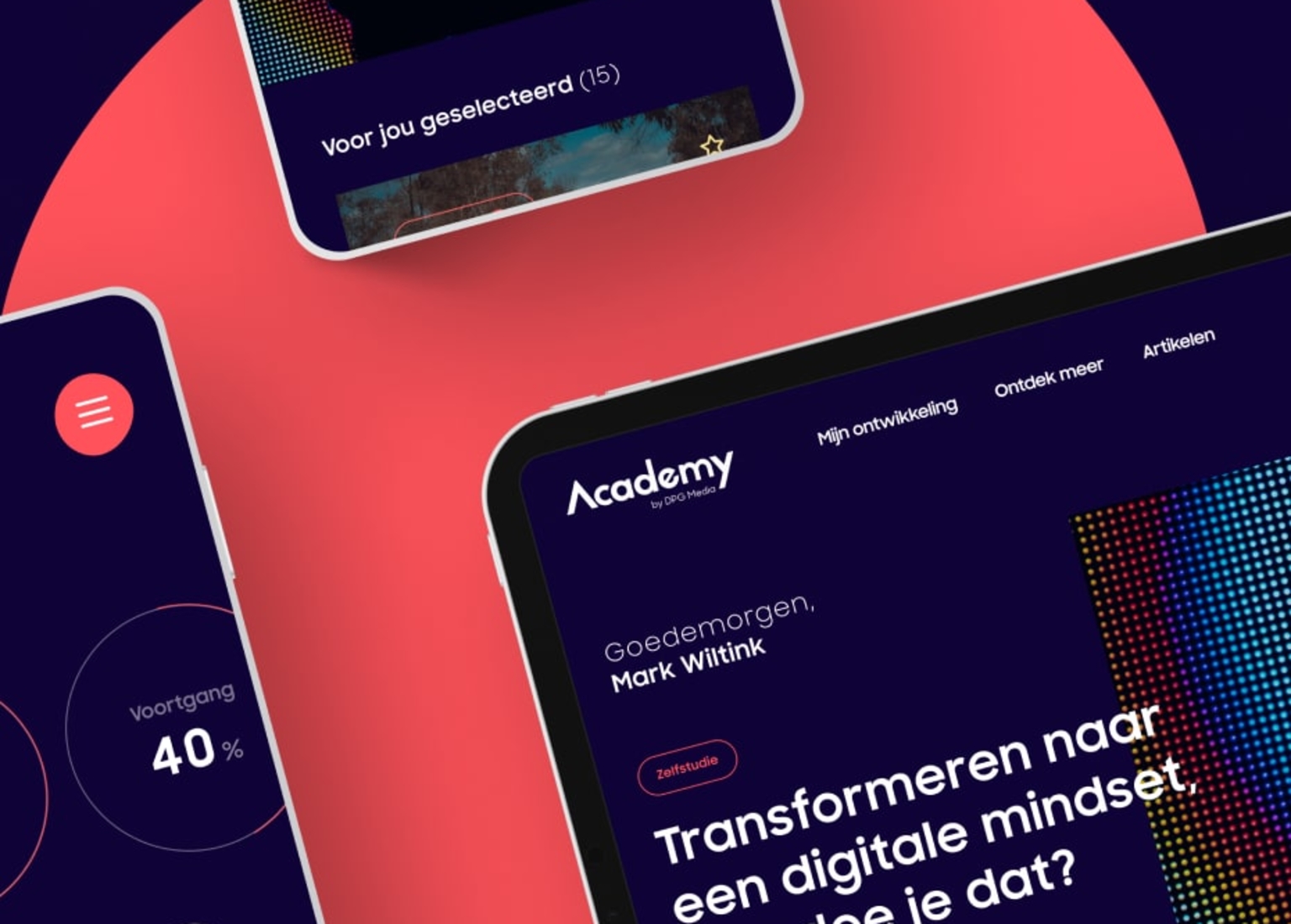 Enkele pagina's van DPG media uitgelicht op een paar tablets, die liggen op een donkere met felroze ondergrond