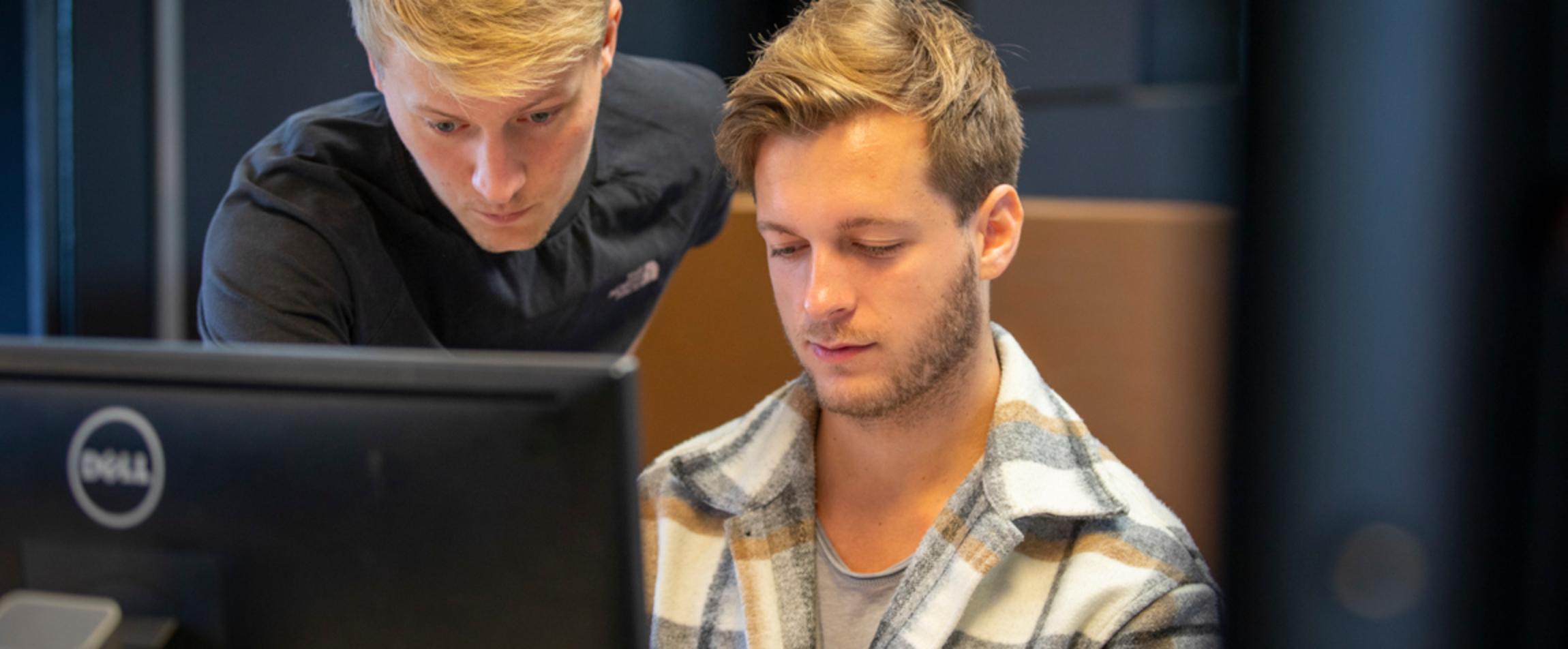 Een developer (Hidde) en project manager (Márton) converseren met elkaar over een project.