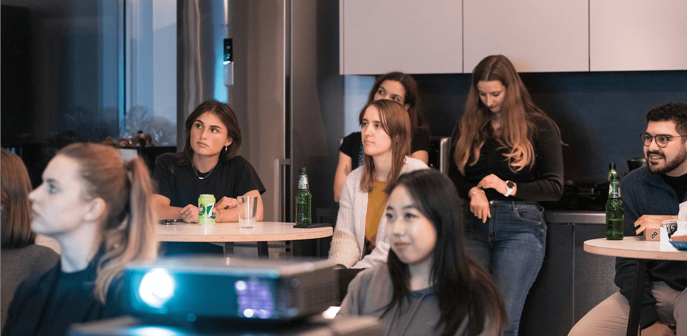 Laura zit in het publiek bij Design Talks