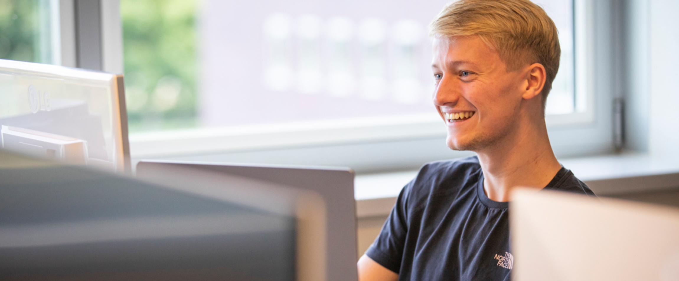 Een developer (Hidde) heeft het naar zijn zin tijdens het werken op kantoor.