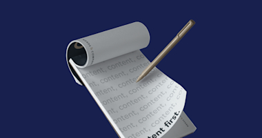 Blocknote met daarop content first geschreven en een pen.