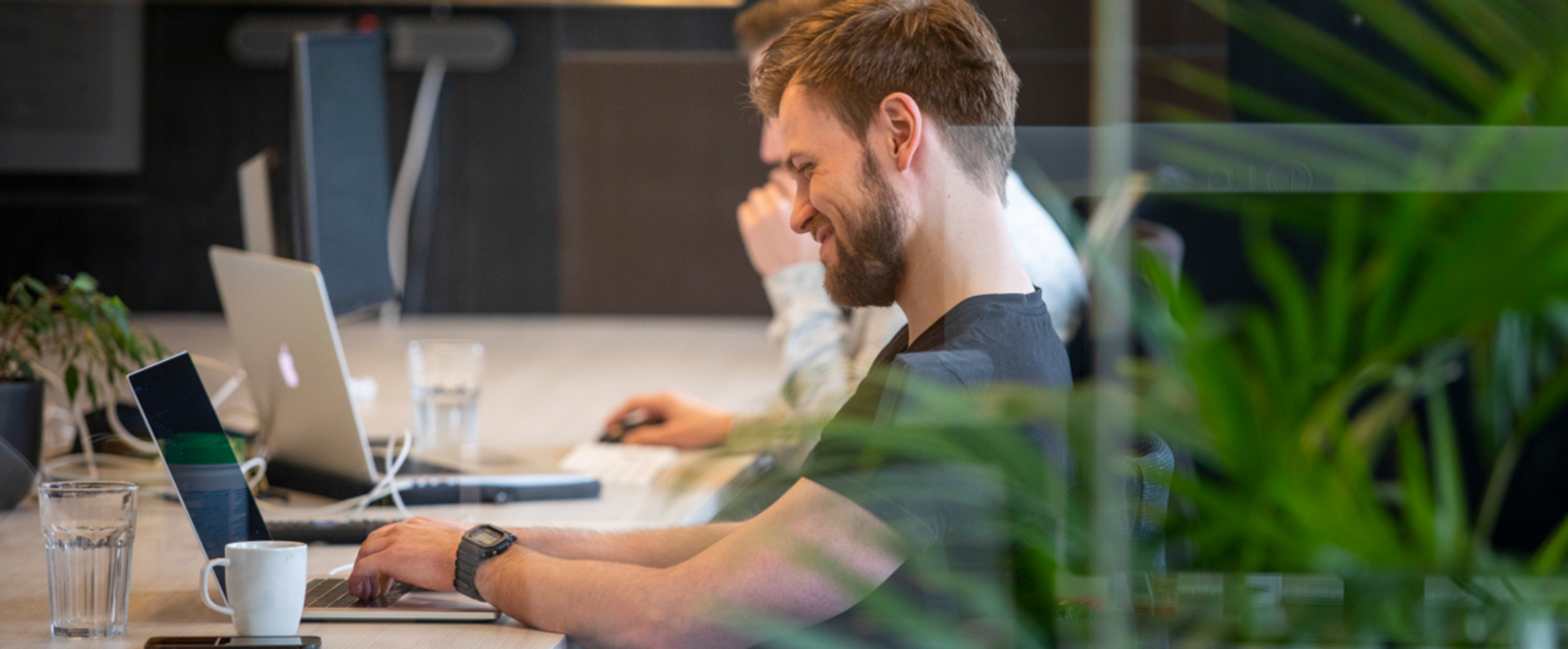 Enkele collega's werken samen aan een project.