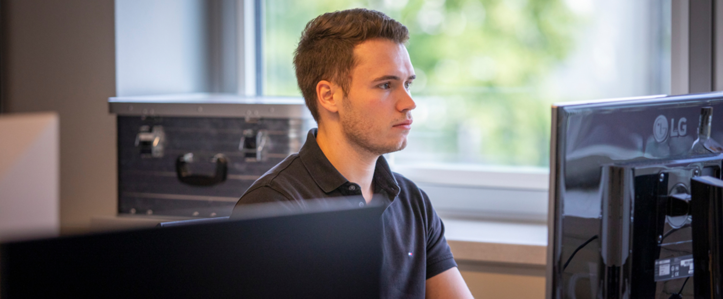 Een product owner werkt aan de planning van zijn team aan een bureau.